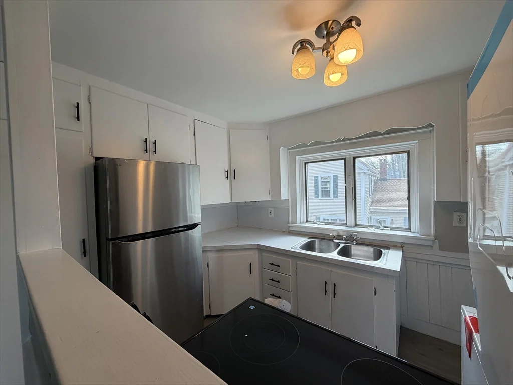 3 bed, 1 bath apartment for rent at 93 Friend St Unit 2, Amesbury — photo 3 of 15