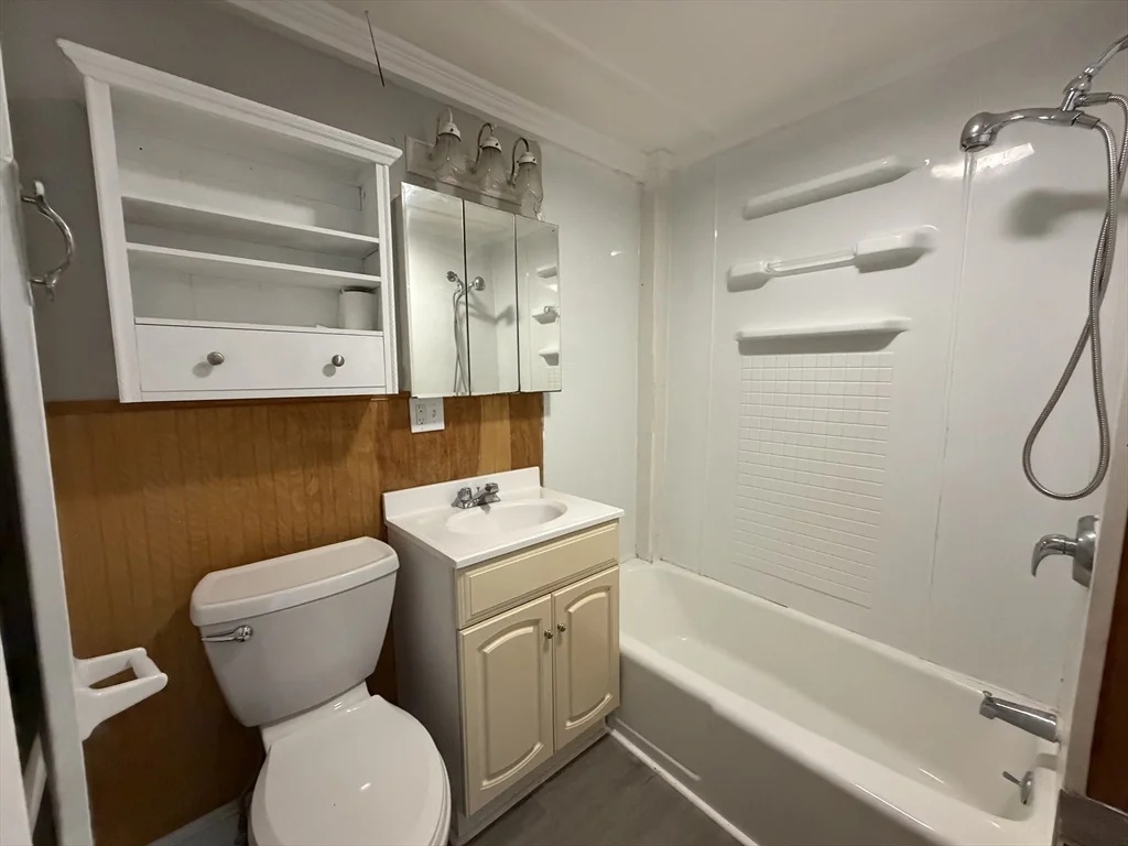 3 bed, 1 bath apartment for rent at 93 Friend St Unit 2, Amesbury — photo 7 of 15