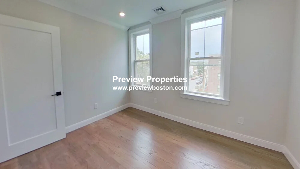 3 bed, 1 bath apartment for rent at 93 George St Unit 3P, Roxbury — photo 4 of 8