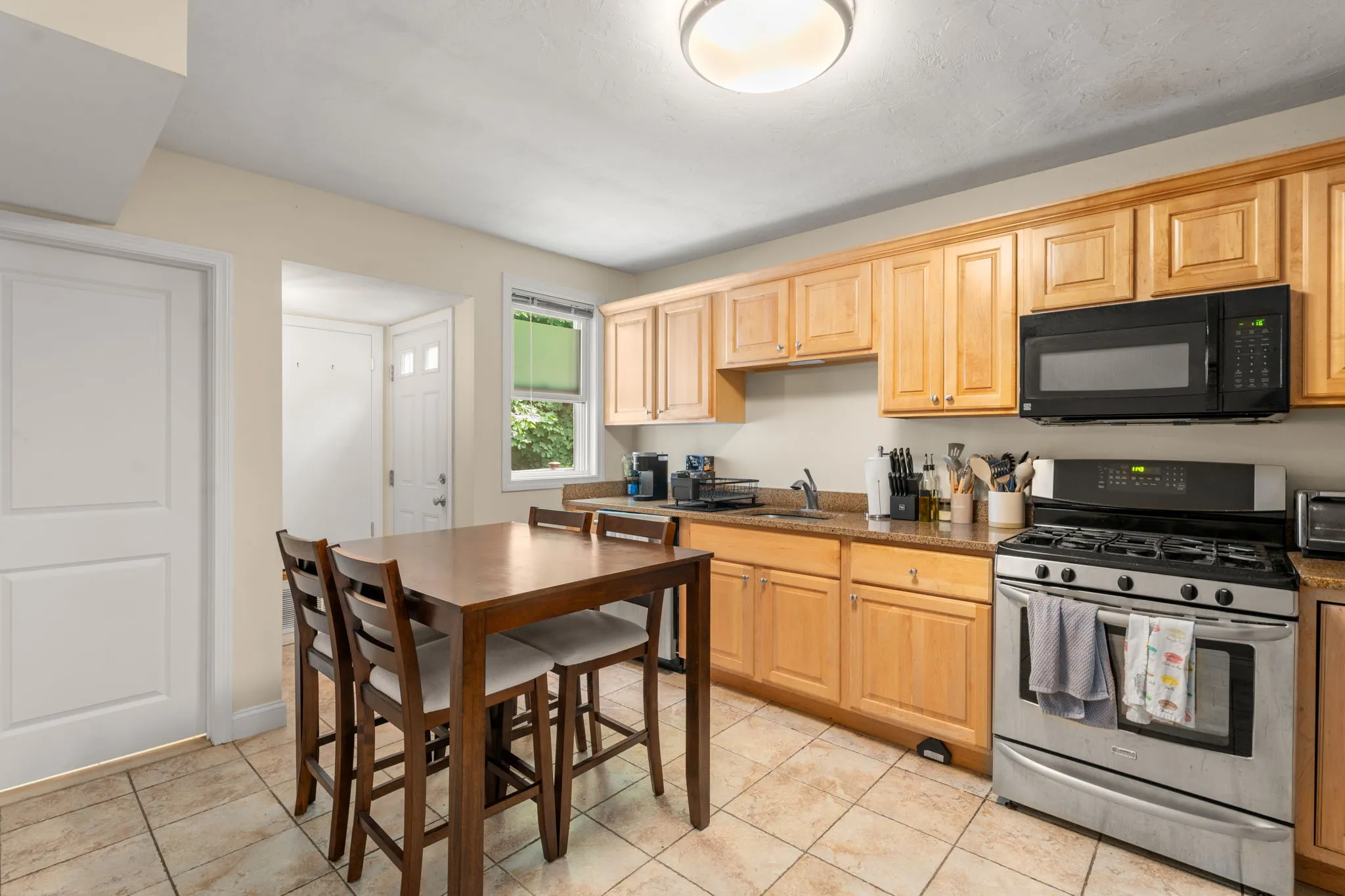 3 bed, 2 bath apartment for rent at 93 Kilsyth Ter Unit 3, Brighton