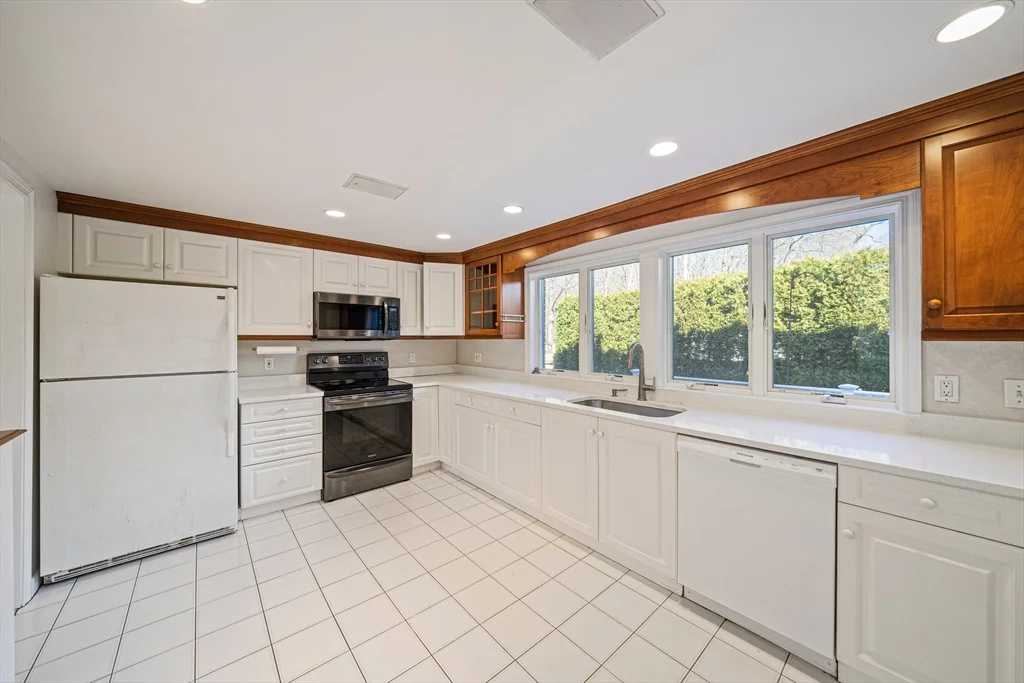 3 bed, 2 bath apartment for rent at 93 Lincoln Rd, Lawrence Estates — photo 7 of 32