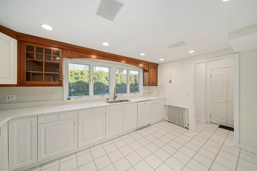 3 bed, 2 bath apartment for rent at 93 Lincoln Rd, Lawrence Estates — photo 10 of 32