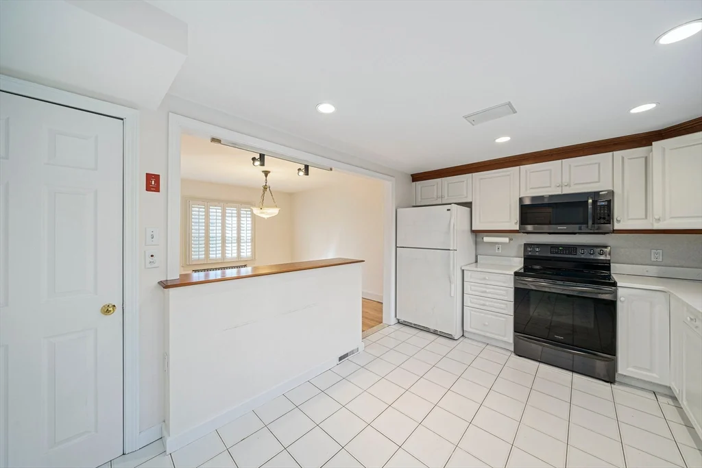 3 bed, 2 bath apartment for rent at 93 Lincoln Rd, Lawrence Estates — photo 8 of 32
