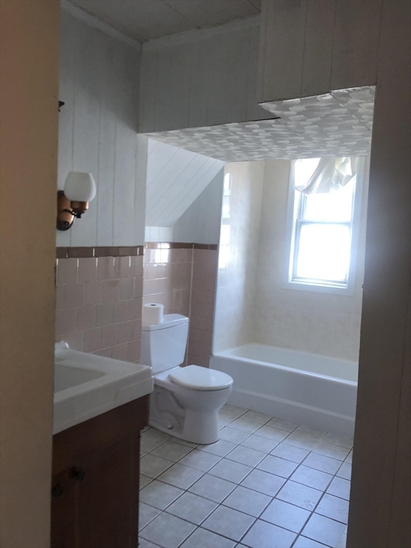 3 bed, 2 bath apartment for rent at 93 Pine St Unit 1, Swampscott — photo 6 of 12