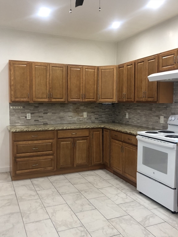 3 bed, 2 bath apartment for rent at 93 Pine St Unit 1, Swampscott — photo 2 of 12