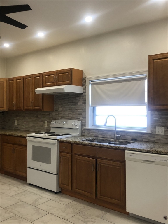 3 bed, 2 bath apartment for rent at 93 Pine St Unit 1, Swampscott — photo 4 of 12