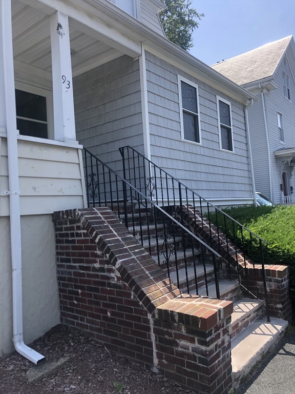 3 bed, 2 bath apartment for rent at 93 Pine St Unit 1, Swampscott — photo 1 of 12