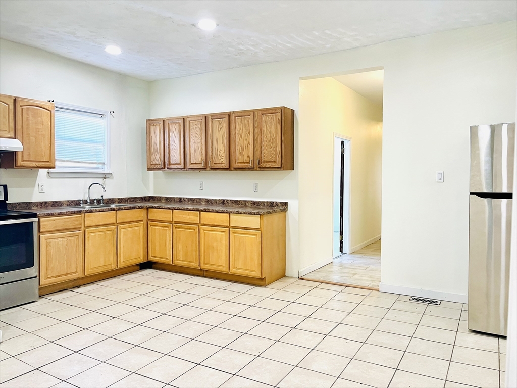 3 bed, 1 bath apartment for rent at 93 Pleasant St Unit 1, Brockton — photo 7 of 8