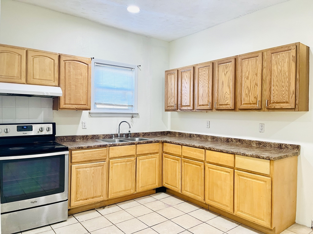 3 bed, 1 bath apartment for rent at 93 Pleasant St Unit 1, Brockton — photo 2 of 8