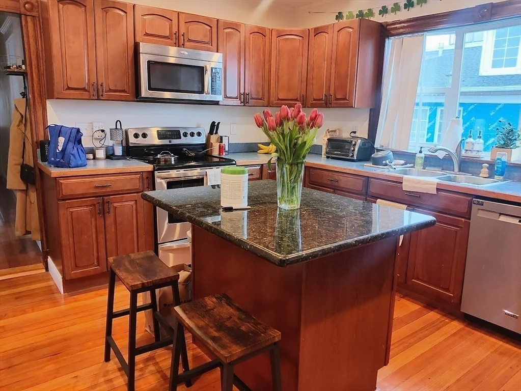 4 bed, 2 bath apartment for rent at 933 East Broadway Unit 1, South Boston — photo 2 of 19