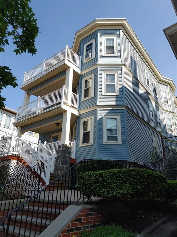 4 bed, 2 bath apartment for rent at 933 East Broadway Unit 3, South Boston — photo 4 of 17