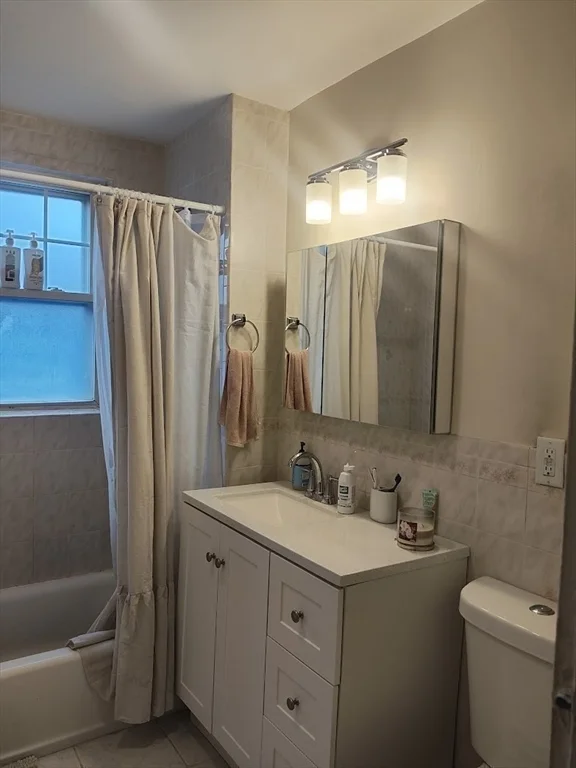 4 bed, 2 bath apartment for rent at 933 East Broadway Unit 3, South Boston — photo 5 of 17