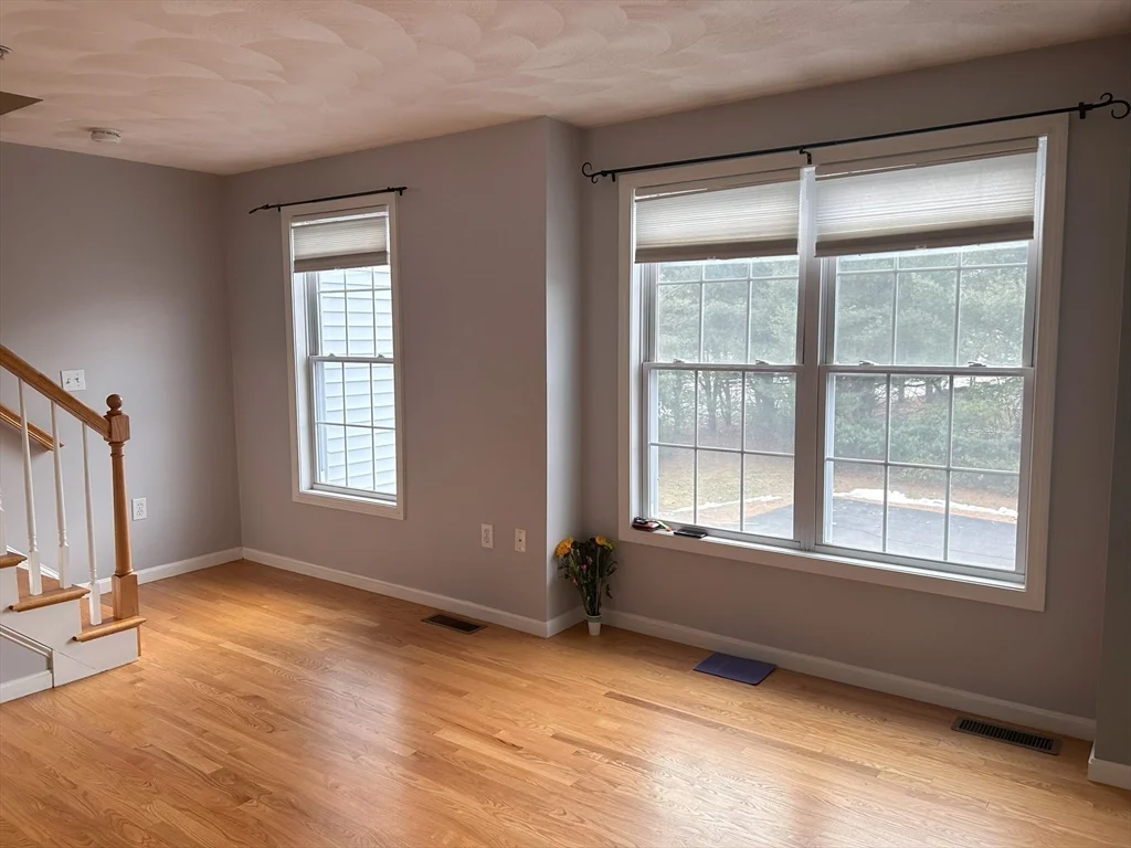 2 bed, 1 bath apartment for rent at 933 Varnum Ave Unit 3, Lowell — photo 8 of 24