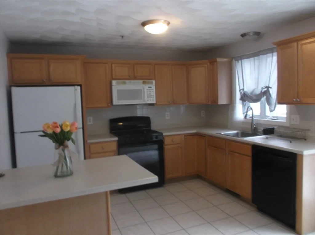 2 bed, 1 bath apartment for rent at 933 Varnum Ave Unit 3, Lowell — photo 2 of 24