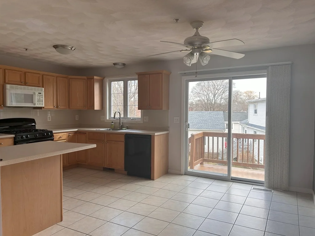 2 bed, 1 bath apartment for rent at 933 Varnum Ave Unit 3, Lowell — photo 3 of 24