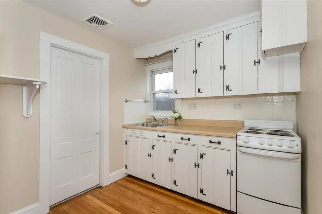 2 bed, 1 bath apartment for rent at 94-96 Bolivar Unit 2, Canton — photo 6 of 14