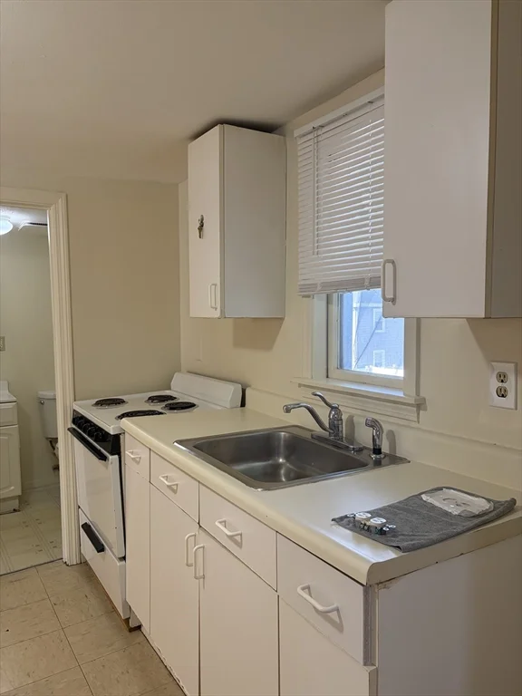Studio bed, 1 bath apartment for rent at 94 Bacon Unit 4, Waltham — photo 4 of 6