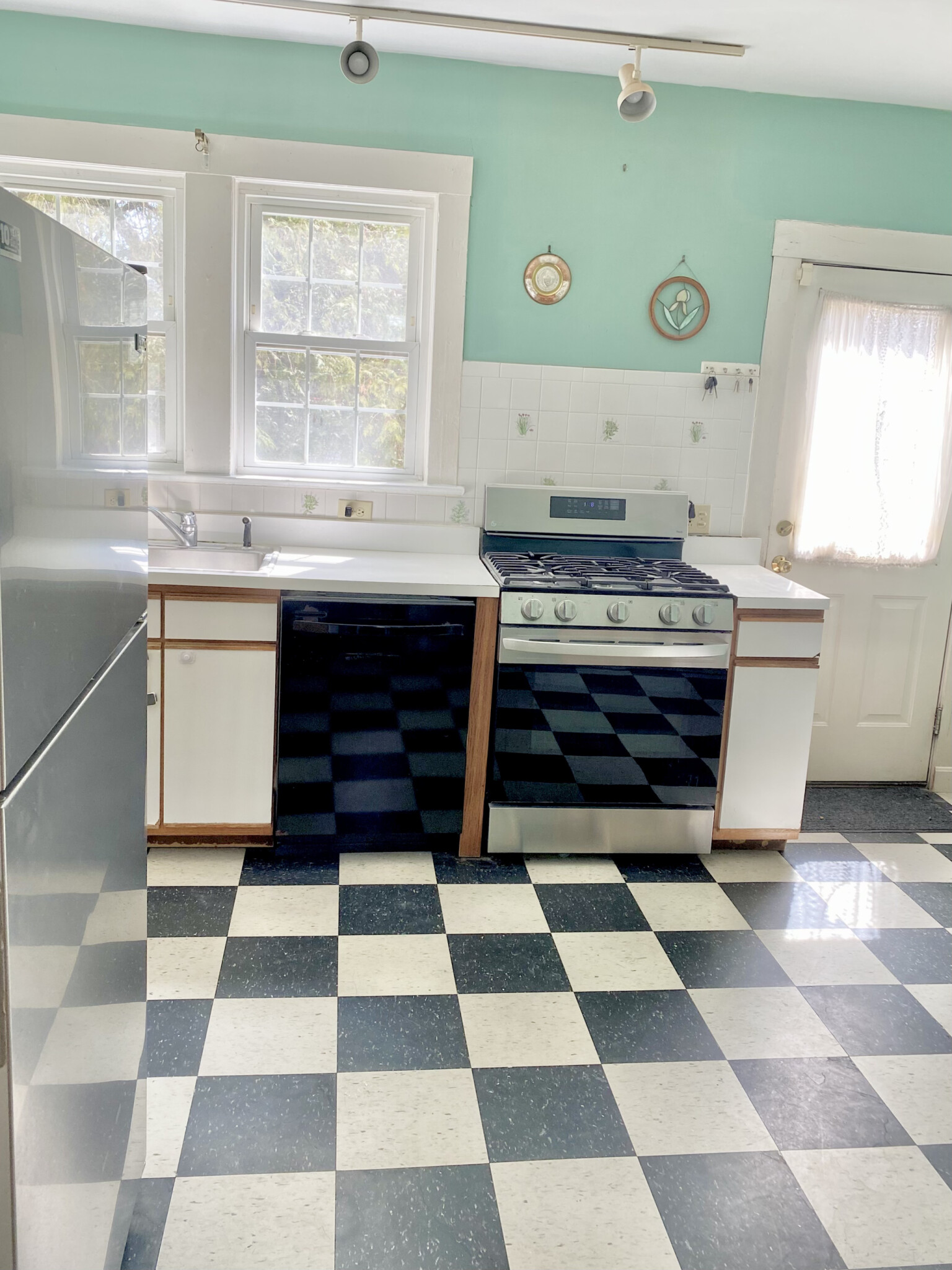 4 bed, 1.5 bath apartment for rent at 94 Florian St Unit 94, Jamaica Plain — photo 1 of 13