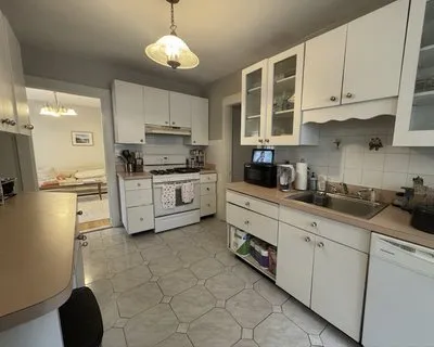 4 bed, 2 bath apartment for rent at 94 Heath St Unit 1, Winter Hill — photo 4 of 9