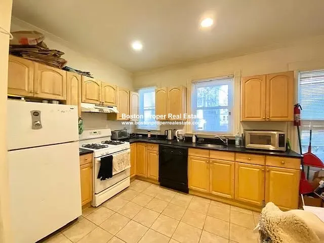 4 bed, 1 bath apartment for rent at 94 Hillside St Unit 2, Mission Hill — photo 3 of 13