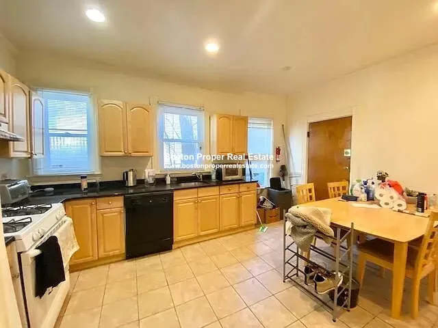 4 bed, 1 bath apartment for rent at 94 Hillside St Unit 2, Mission Hill — photo 4 of 13