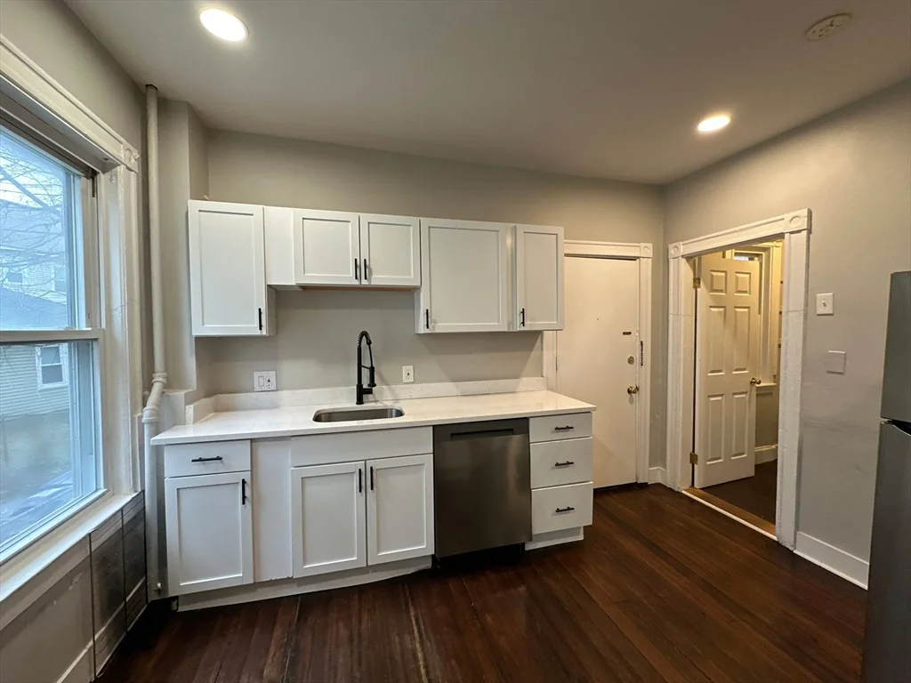 3 bed, 1 bath apartment for rent at 94 Lonsdale St Unit 1, Dorchester — photo 6 of 19