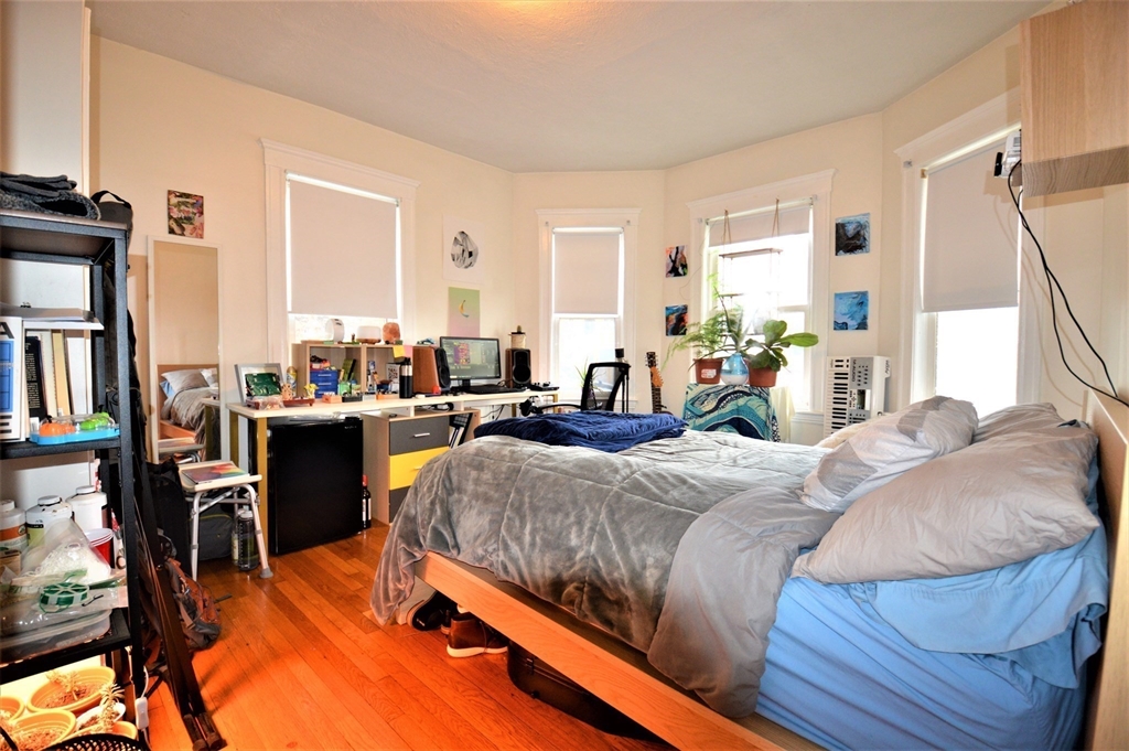 4 bed, 1 bath apartment for rent at 94 Montebello Rd Unit 3, Jamaica Plain — photo 8 of 21