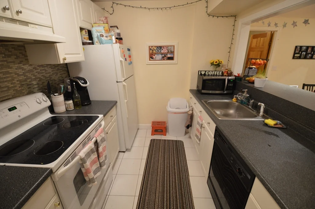 2 bed, 1 bath apartment for rent at 94 Pleasant St Unit 1, Coolidge Corner — photo 3 of 13
