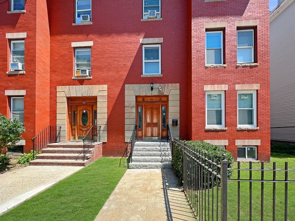 3 bed, 1 bath apartment for rent at 94 Winthrop St Unit 2, Roxbury — photo 1 of 13