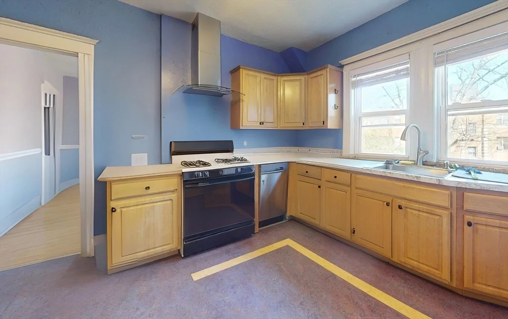 3 bed, 1 bath apartment for rent at 95 Jamaica Unit 1, Jamaica Plain — photo 2 of 14