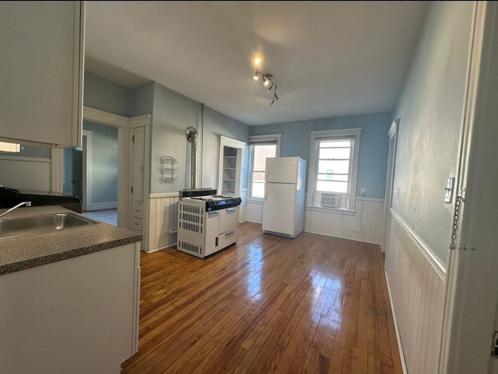 3 bed, 1 bath apartment for rent at 95 May St Unit 3, West Side — photo 8 of 19
