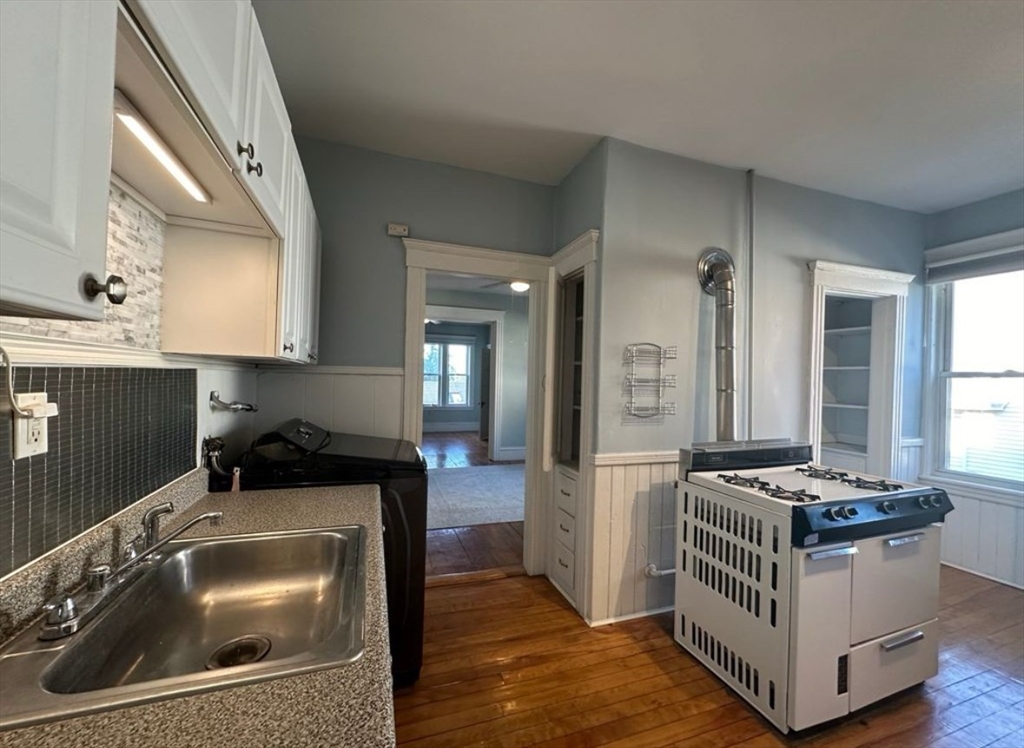 3 bed, 1 bath apartment for rent at 95 May St Unit 3, West Side — photo 11 of 19