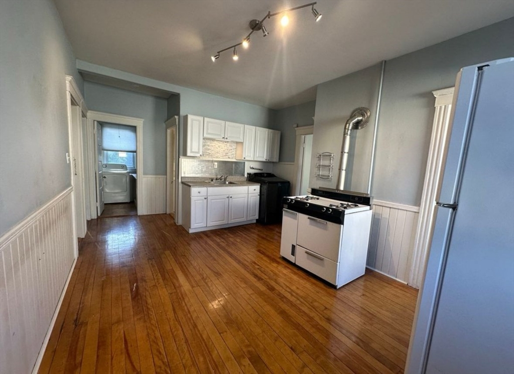 3 bed, 1 bath apartment for rent at 95 May St Unit 3, West Side — photo 10 of 19