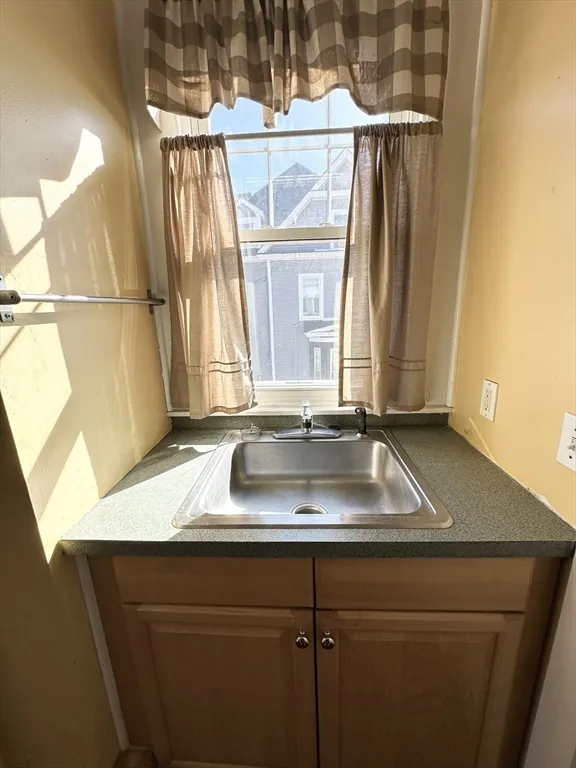 1 bed, 1 bath apartment for rent at 95 Summer St Unit 3, Winnekenni Park — photo 3 of 8
