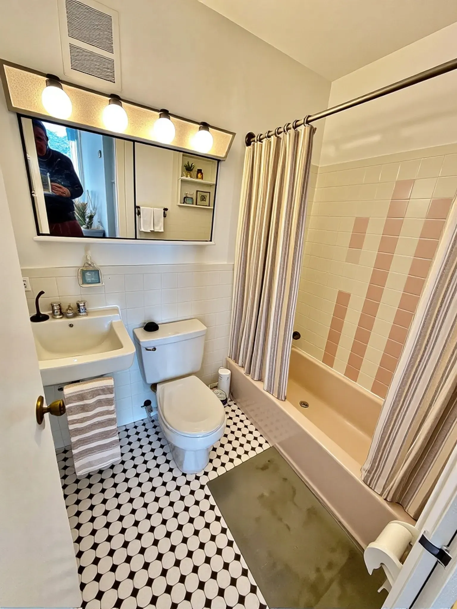2 bed, 1 bath apartment for rent at 95 Sutherland Rd Unit 4C, Brighton — photo 2 of 28