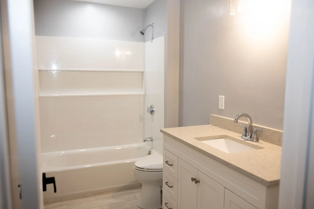 3 bed, 1 bath apartment for rent at 95 Williams Ave Unit 1, Hyde Park — photo 7 of 15