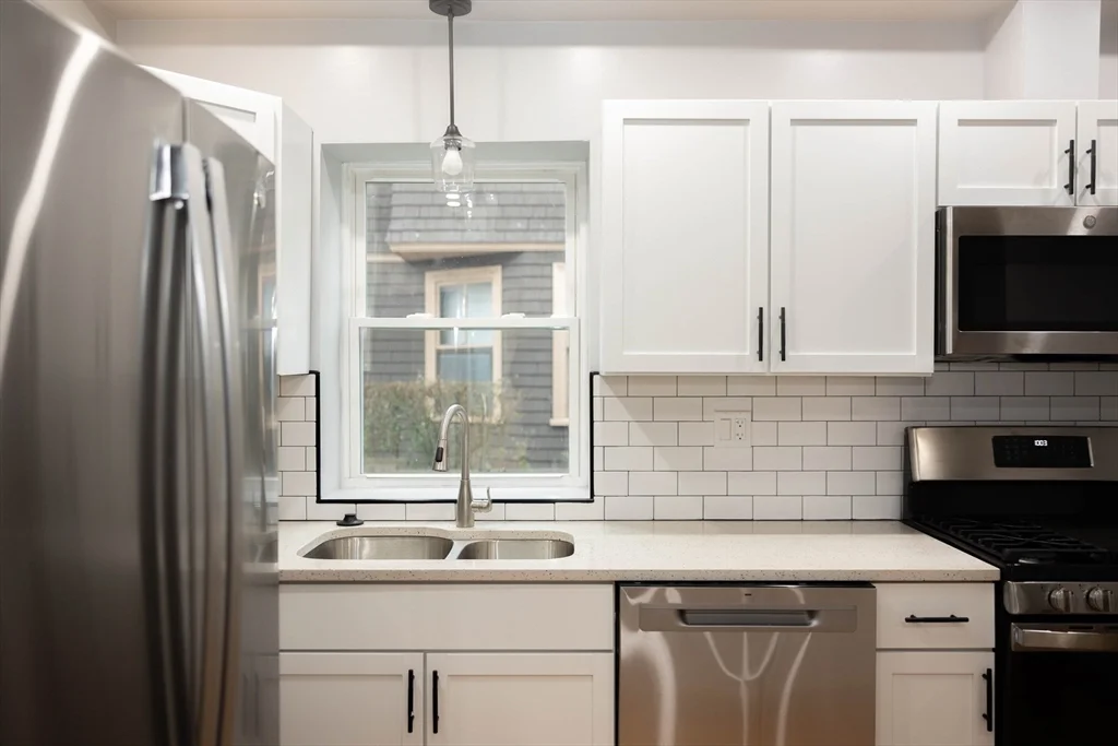 3 bed, 1 bath apartment for rent at 95 Williams Ave Unit 1, Hyde Park — photo 2 of 15