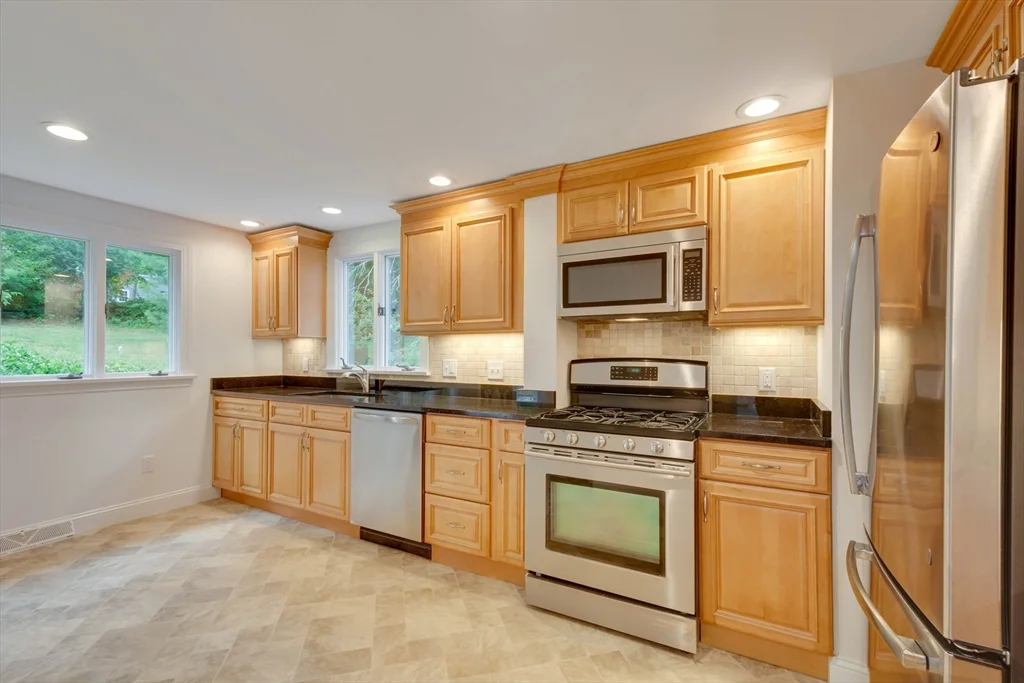3 bed, 2 bath apartment for rent at 951 Main St, Lynnfield — photo 8 of 34
