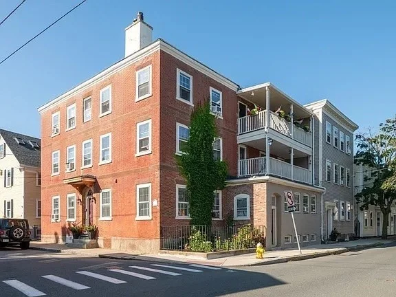 2 bed, 1 bath apartment for rent at 96 Derby St Unit 1, Salem — photo 2 of 31