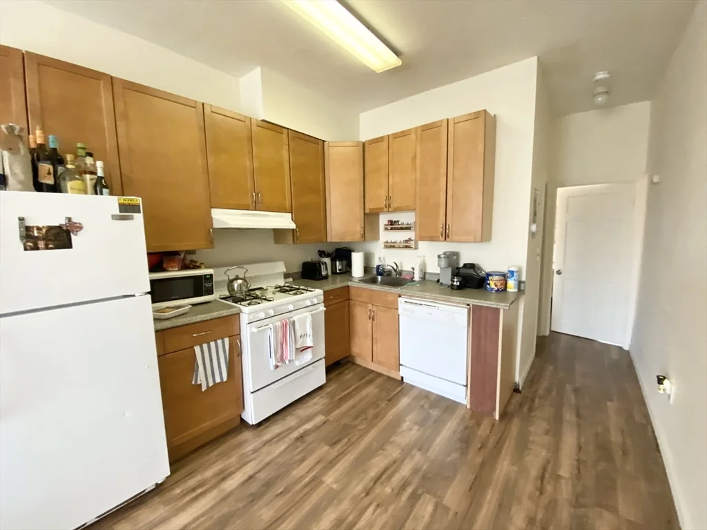 3 bed, 1 bath apartment for rent at 96 Hammond St Unit 3, South End — photo 1 of 8