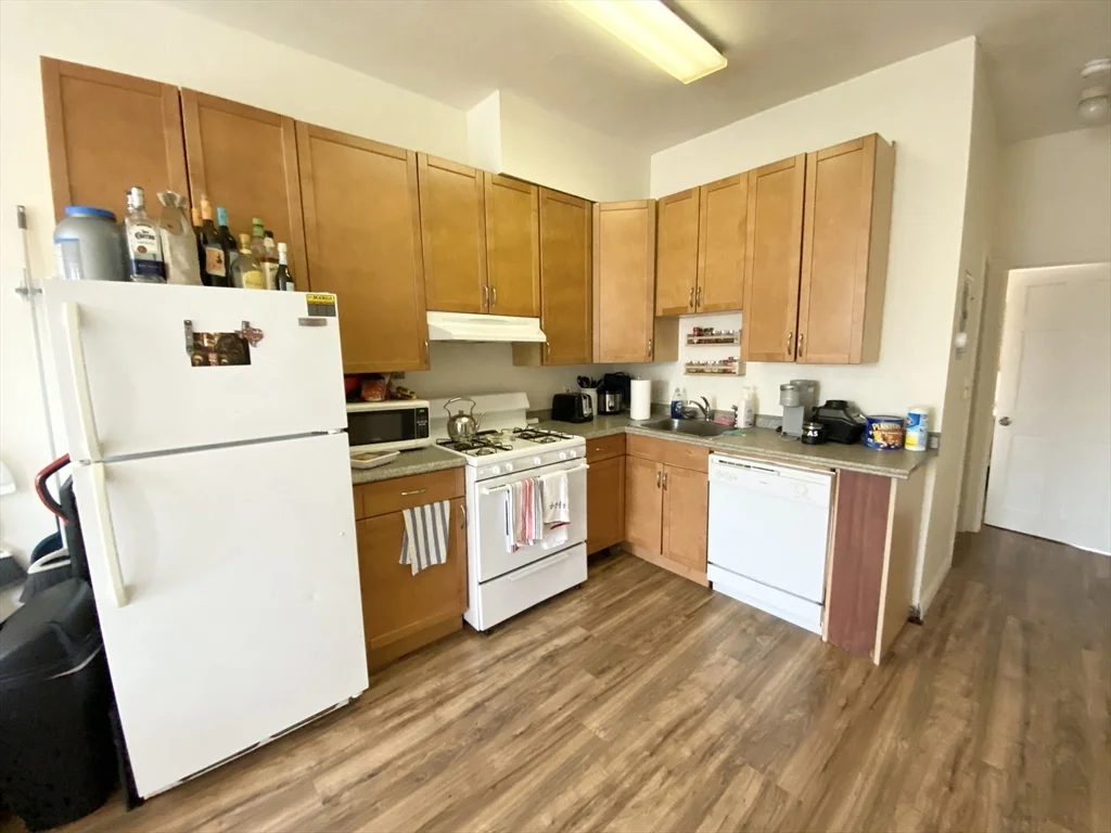 3 bed, 1 bath apartment for rent at 96 Hammond St Unit 3, South End — photo 2 of 8