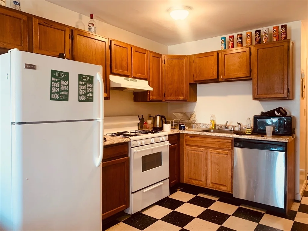 3 bed, 1 bath apartment for rent at 96 Hammond St Unit 4, South End — photo 2 of 10