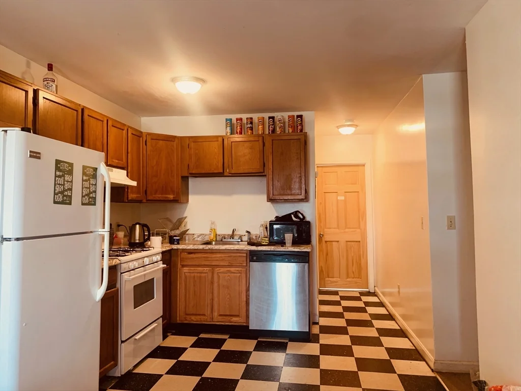 3 bed, 1 bath apartment for rent at 96 Hammond St Unit 4, South End — photo 3 of 10