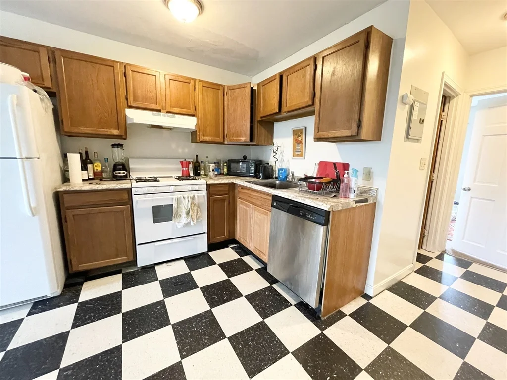 3 bed, 1 bath apartment for rent at 96 Hammond St Unit 4, South End — photo 1 of 10
