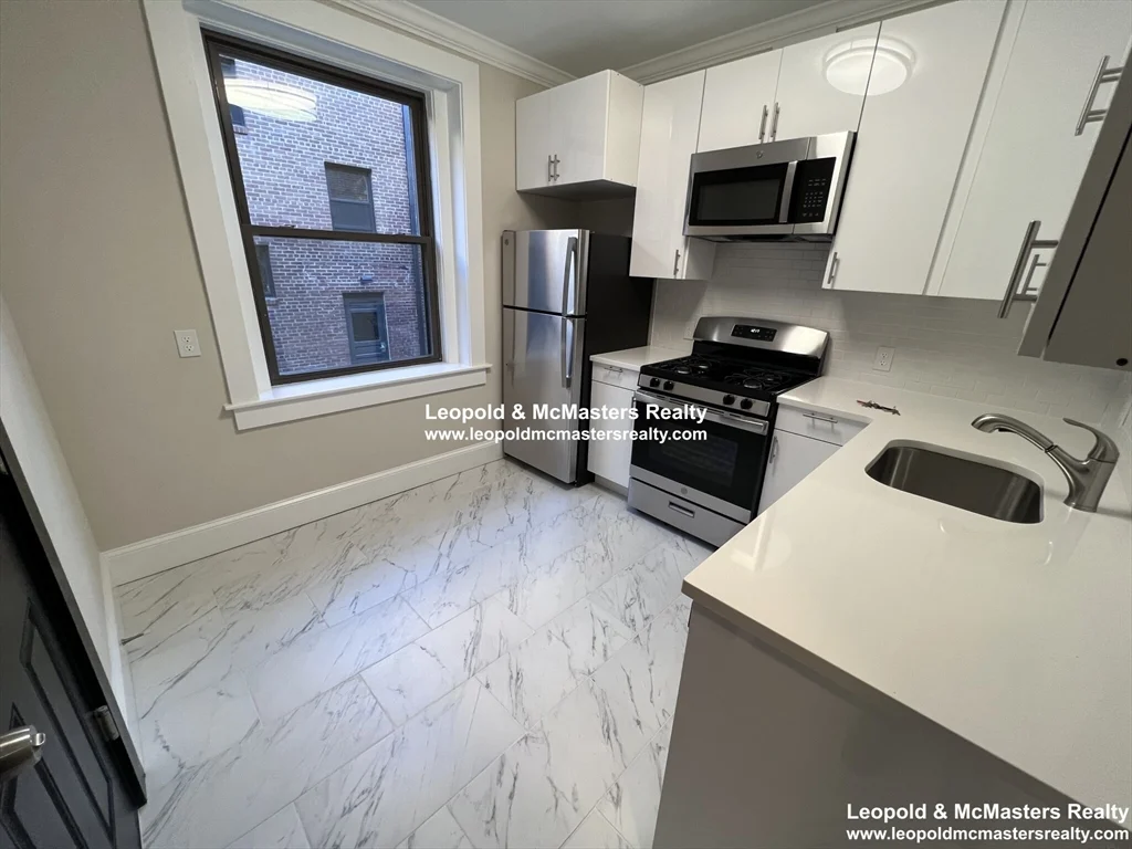 3 bed, 1 bath apartment for rent at 96 Longwood Unit 1, Coolidge Corner — photo 2 of 12
