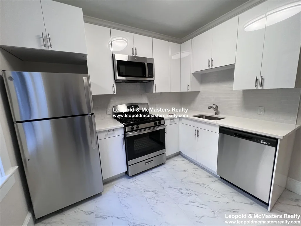3 bed, 1 bath apartment for rent at 96 Longwood Unit 2, Coolidge Corner — photo 3 of 12