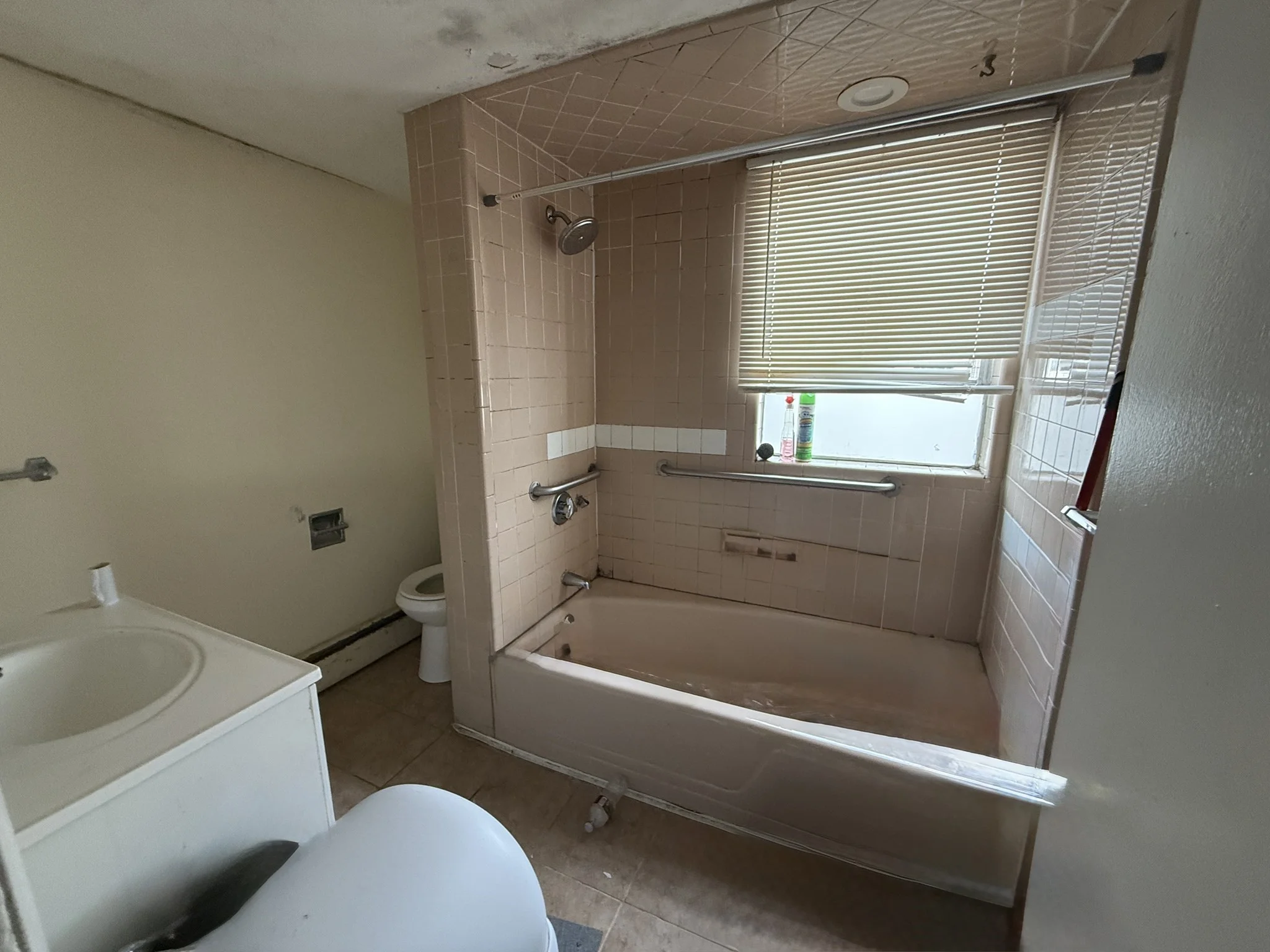 3 bed, 1 bath apartment for rent at 96 Lynnway Unit 96, Revere — photo 5 of 6