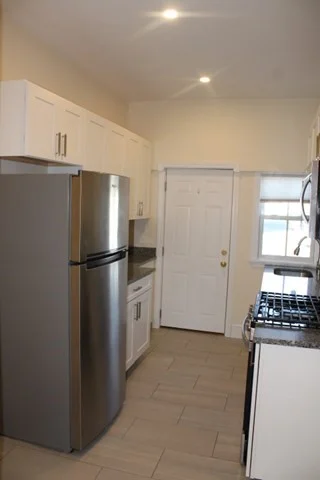 1 bed, 1 bath apartment for rent at 96 Middle St Unit 1, Gloucester — photo 5 of 11