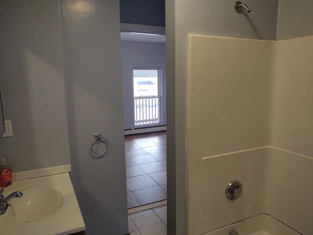 3 bed, 1 bath apartment for rent at 96 Pleasant St Unit 2, Marlborough — photo 6 of 25