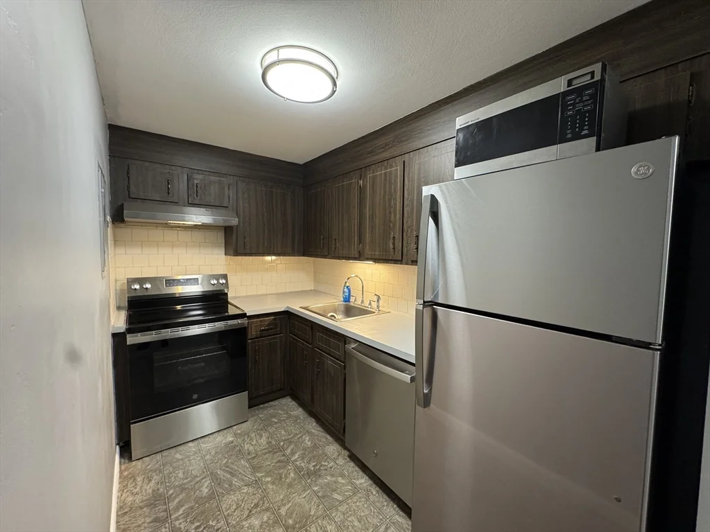 1 bed, 1 bath apartment for rent at 96 Richardson Unit B25, Chelmsford